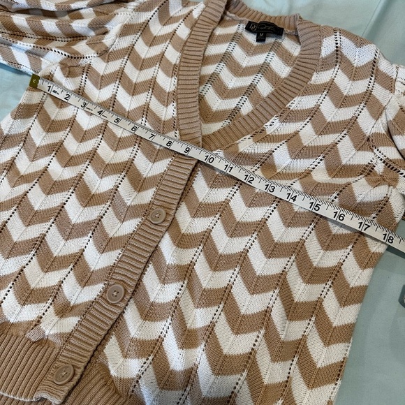 DG2 by Diane Gilman Puff-Sleeve Zig Zag Knit Chevron Cardigan. Tan/ White. Sz: M - Picture 3 of 13